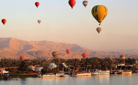 Hot Air Balloon Adventure Over Colossi of Memnon in Luxor