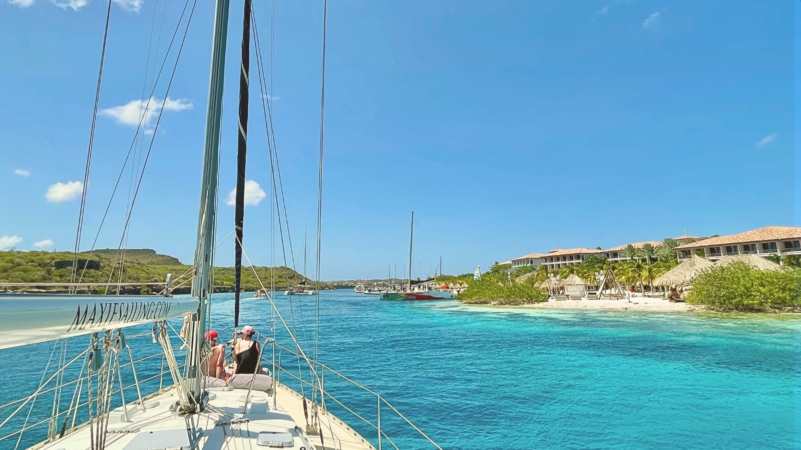 Happy couple celebrating private day tour on sailing yacht with Maxie Sailing Curacao