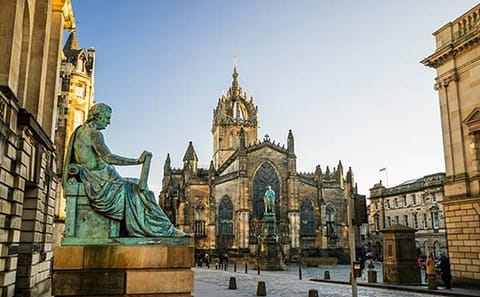 Edinburgh Old Town Walking Tour with Local Guide