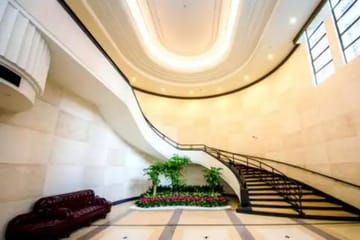 Art Deco Architecture Walking Tour in Shanghai