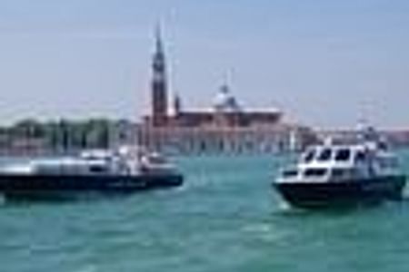 Venezia: Noleggio Motoscafo con Aperitivo e Itinerario Personalizzato