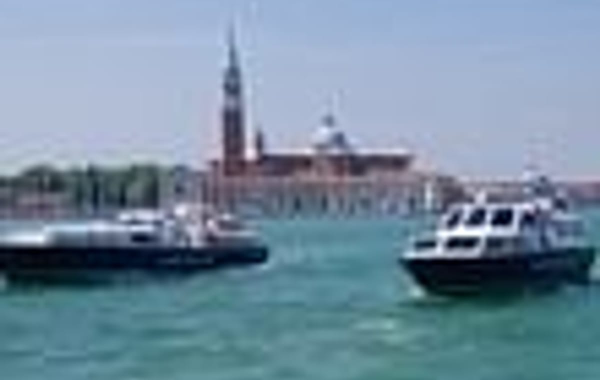 Venezia: Noleggio motoscafo per 2 ore con aperitivo