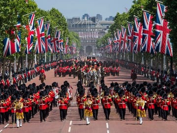 Walking Tour of London's Palaces, Parks, and Landmarks