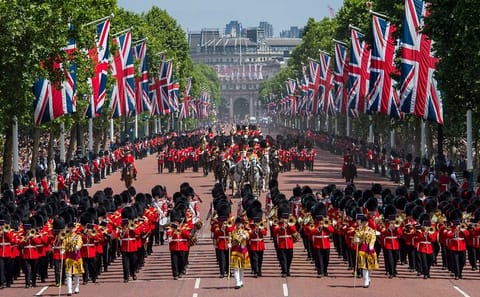 Walking Tour of London's Palaces, Parks, and Landmarks