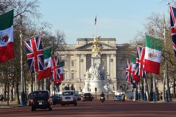 Royal Palaces and Heritage Tour in London