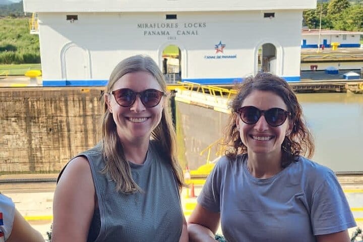 Amigos disfrutando de la vista en el Centro de Visitantes de las Esclusas de Miraflores del Canal de Panamá durante un recorrido privado por la ciudad.