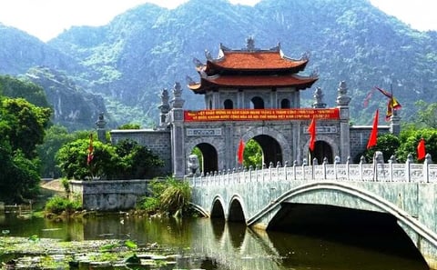 Ninh Binh Full Day Tour with Hoa Lu, Tam Coc and Mua Cave