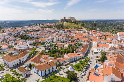 Évora : Private Walking Tour to Arraiolos with driver and guide