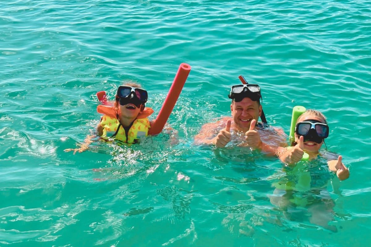 Family enjoying snorkeling tour by Maxie Sailing in Curacao