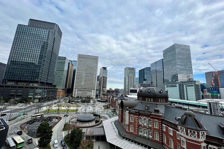 Walking tour around the Imperial Palace and Tokyo Station