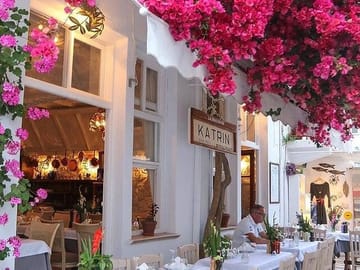 Mykonos Town Walking Tour and Beach Picnic Experience