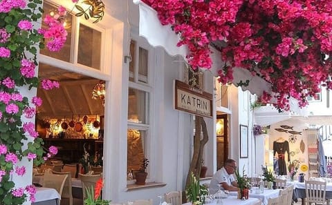 Mykonos Town Walking Tour and Beach Picnic Experience