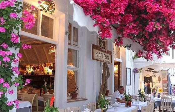 Walking Tour in Mykonos Town & Secluded Beach Picnic