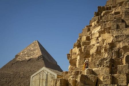 Giza Pyramids, Sphinx & Egyptian Museum Tour with Lunch