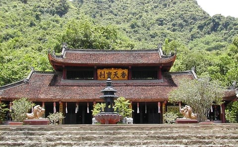 Day Trip to Perfume Pagoda from Hanoi with Guided Tour