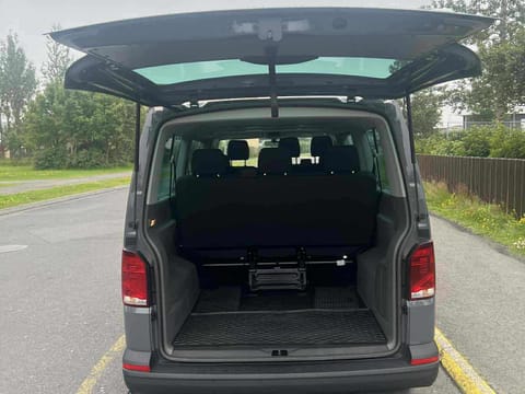 Reykjavik: Private Transfer From/To Keflavík Airport – Premium Minibus, photo 3