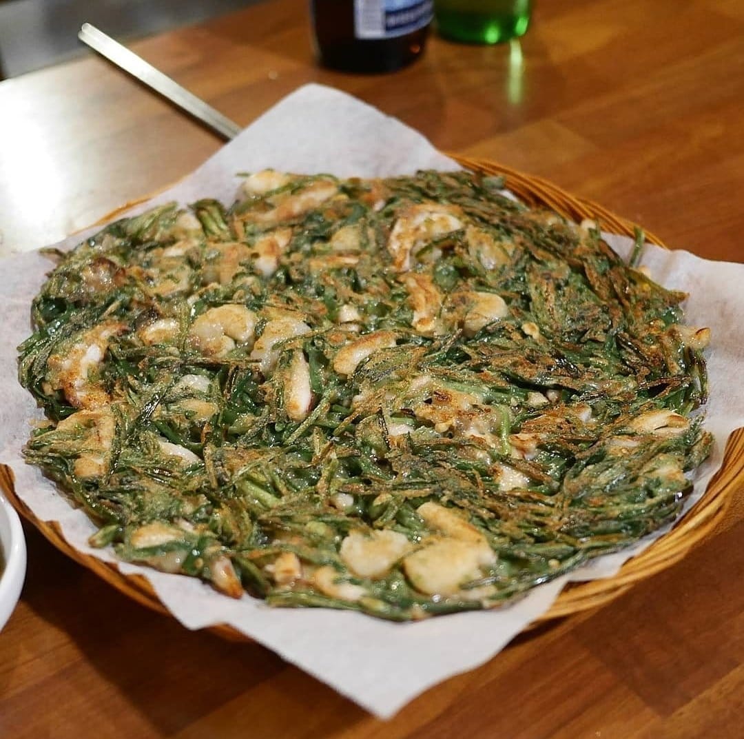 Freshly cooked haemul pajeon being prepared in the market