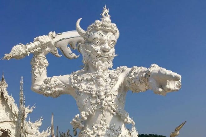 Chiang Mai-Chiang Rai: White-Blue Temple-Black Musuem-Golden Triangle-Boat Trip Mekong River-Karen Village 8