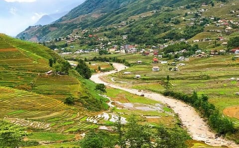 Sapa 2-Day Trek with Hotel Stay and Limousine Transfer from Hanoi