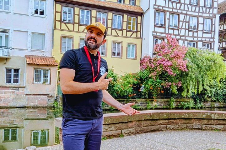 Façades colorées à colombages de la vieille ville de Strasbourg, style alsacien traditionnel.