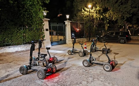 Evening Electric Scooter Tour of Athens and Monastiraki
