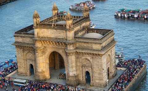 Cultural Tour of Mumbai: Caves, Markets, and Art Experiences
