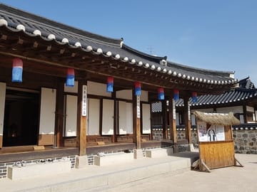 Seoul Morning Tour: Explore Seoul Tower, Hanok Village, and War Memorial