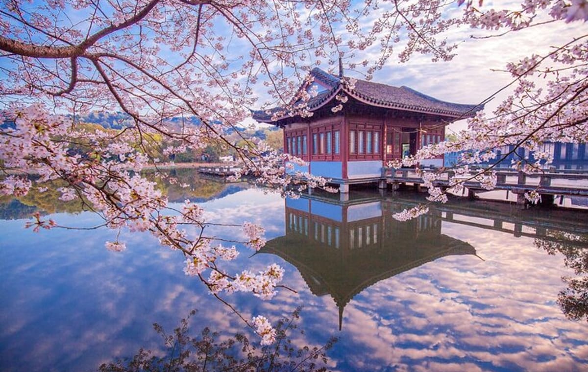 Hangzhou West Lake Traditional Costume Experience Private Tour