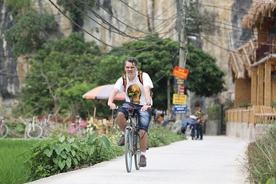 Ninh Binh luxury Day trip to Mua Cave, Tam Coc, Bich Dong, Boat & Bike