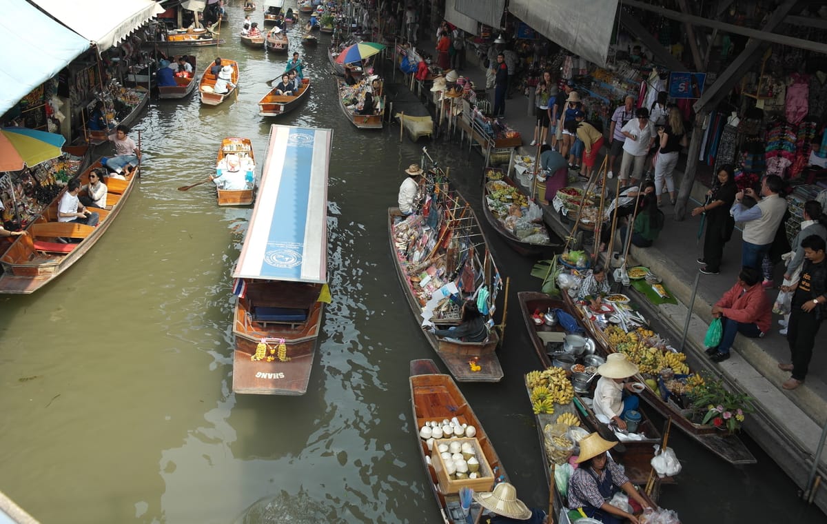 Damnoen Saduak Floating Market Tour with Paddle Boat Ride