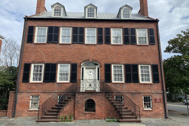 Self-Guided 'Old Squares of Savannah' Solo Walking Tour