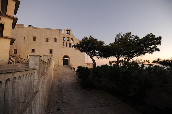 Santorini 5 Hour Private Oia Tour & Lunch/Dinner at a Local Farm