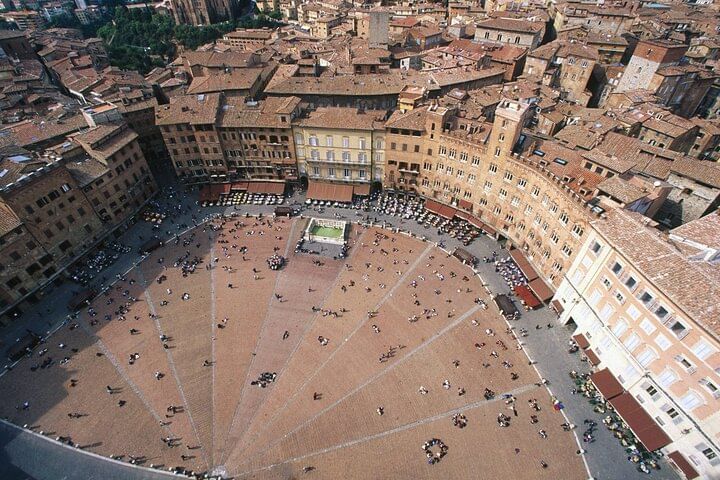 Aerial view of Piazza del Campo that highlights its unique seashell shape