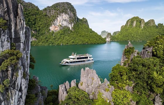 Halong Bay Luxury Cruise Day Trip: Buffet lunch & Limousine bus