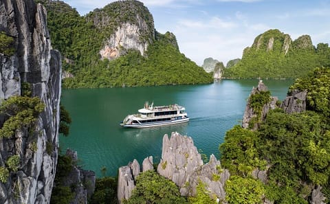 Luxury Day Cruise with Kayaking in Halong Bay from Hanoi