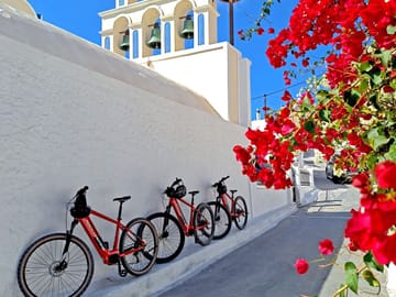 e-Bike Tour of Fira, Santorini: Explore Stunning Landscapes