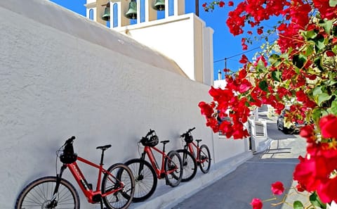 e-Bike Tour of Fira, Santorini: Explore Stunning Landscapes