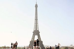 Private Tour in Eiffel Tower with Guide and Pick up 