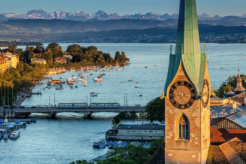 A torre do Fraumünster, o lago e os Alpes.