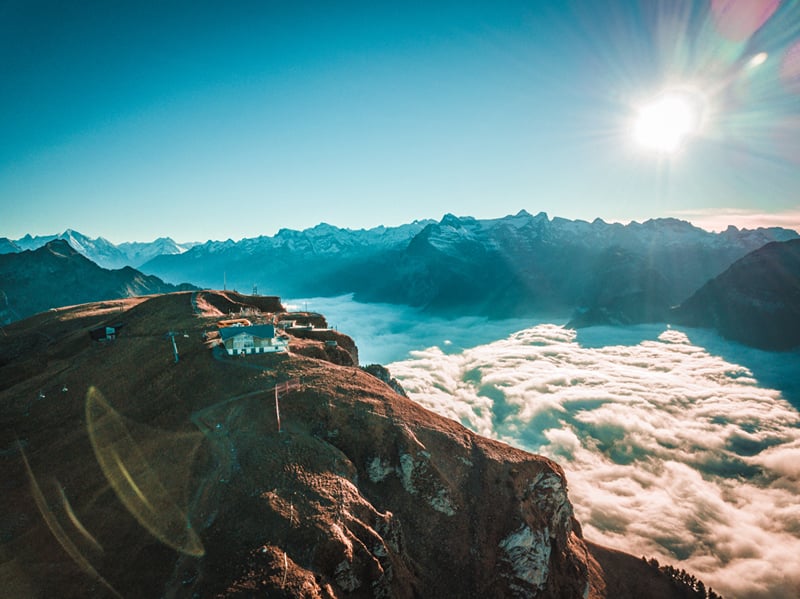 O Fronalpstock acima de um mar de nuvens, com os Alpes ao fundo.