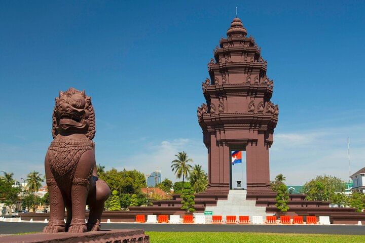 enjoying a Phnom Penh sightseeing tour including cultural and historical landmarks