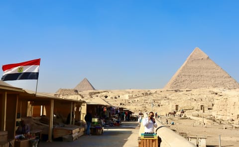 Giza Pyramid Complex Tour: Explore Khafre and Menkaure Pyramids