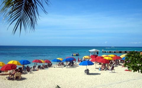 Doctor's Cave Beach and Shopping Tour from Montego Bay