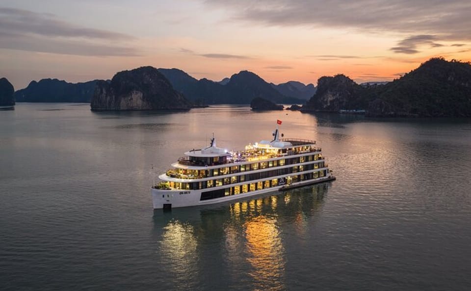 L’amour Cruise 2-Day 1-Night Ha Long Bay Scenic Luxury Tour