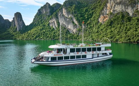 Halong Bay Day Tour with Luxury Cruise, Kayaking, and Caves