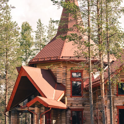 Conoce a la Sra. Claus en su Cabaña Navideña en Santa Claus Village