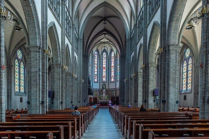 VIP meet‑and‑greet: name board in hotel lobby