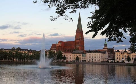 Schwerin Walking Tour: Castle, Cathedral, and Old Town Highlights