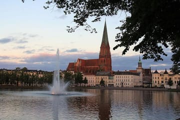 Schwerin Walking Tour: Castle, Cathedral, and Old Town Highlights