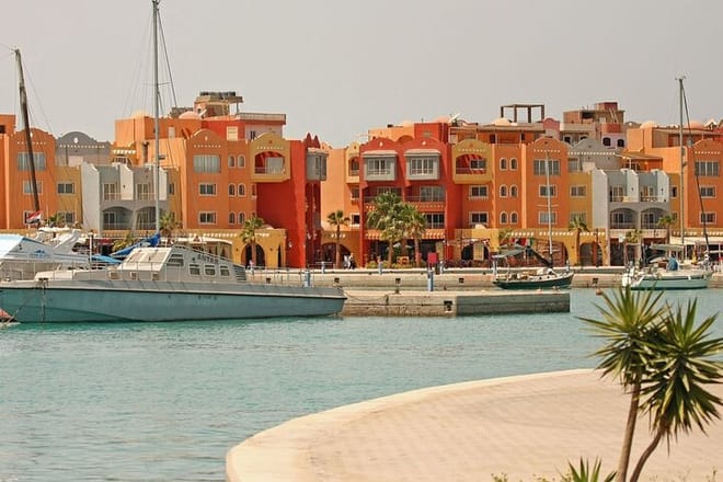 Private City Tour &amp; Magic Catamaran Snorkeling &amp; Parasailing Adrenaline-Hurghada
